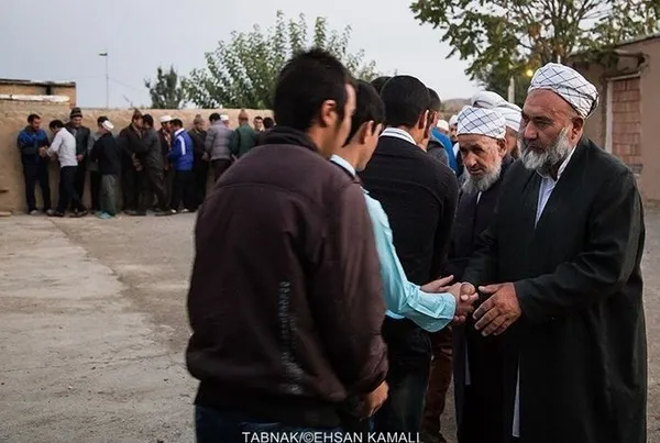 پس از نماز صبح بزگترین ریش سفید و پس از او آخوند روزتا در ابتدای صف ایستاده و سایر مردم پس از دست دادن با آن ها به ترتیب سن در صف ایستاده و سایر مردم با آن ها سلام و تبریک عید قربان را می گویند.