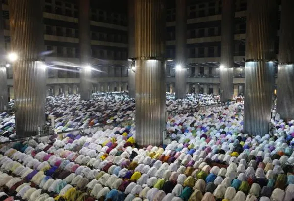 لحظه نماز جماعت در اولین روز ماه مبارک رمضان در جاکارتا/Reuters
