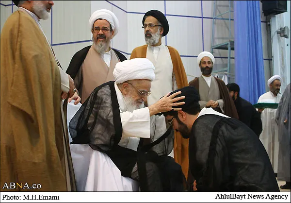 عمامه گذاری طلاب غیر ایرانی توسط آیت الله صافی گلپایگانی