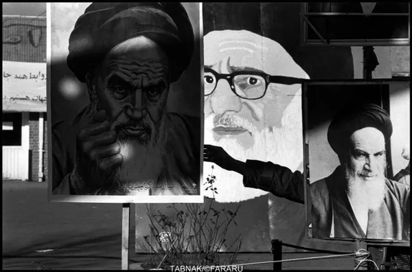 تصاویر رهبر کبیر انقلاب در مقابل سفارت امریکا