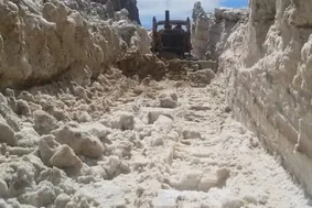برف روبی از گردنه بیژن دنا با ارتفاع ۶ متر