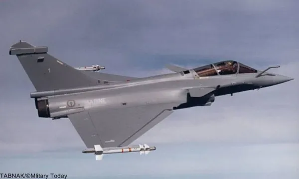 Nr.4 Dassault Rafale (France).داسو رافال (به فرانسوی: Dassault Rafale) هواپیمای جنگنده دوموتورهٔ چندمنظورهٔ فرانسوی است که توسط شرکت هوانوردی داسو طراحی شده و ساخته می&zwnj;شود. داسو این هواپیما را جنگنده&zwnj;ای همه&zwnj;منظوره با قابلیت پنهان&zwnj;کاری نسبی توصیف کرده که قادر است همزمان وظایفی همچون برتری هوایی، بمباران اهداف زمینی، شناسایی و مأموریت&zwnj;های بازدارندگی اتمی را ایفا کند.بهای هر فروند بیش از ۷۰ میلیون دلار