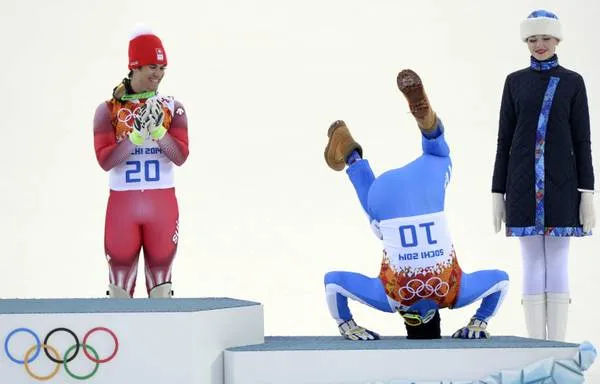 پشتک کریستوفر اینر هوفر روی سکوی مدال برنز در جریان دریافت مدال برنز  المپیک سوچی/آنسا
