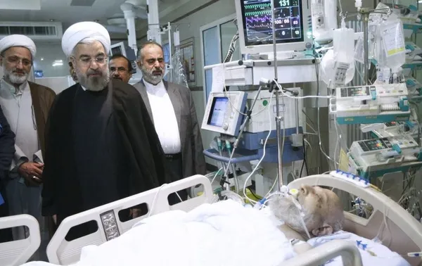 عصر چهارشنبه آیت الله مهدوی کنی دو ساعت پس از شرکت در مراسم ارتحال حضرت امام خمینی (ره) در پی حمله قلبی در بیمارستان بستری شد.ﺣﺠﺖ اﻻﺳﻼم و اﻟﻤﺴﻠﻤﯿﻦ دکتر ﺣﺴﻦ روﺣﺎﻧﯽ رﯾﯿﺲ ﺟﻤﻬﻮری چهارشنبه شب با ﺣﻀﻮر در ﺑﯿﻤﺎرﺳﺘﺎن ﺑﻬﻤﻦ از آﯾﺖ الله ﻣﺤﻤﺪ رﺿﺎ ﻣﻬﺪوی ﮐﻨﯽ رﯾﯿﺲ ﻣﺠﻠﺲ ﺧﺒﺮﮔﺎن رﻫﺒﺮی ﻋﯿﺎدت ﮐﺮد./PRESIDENT O W
