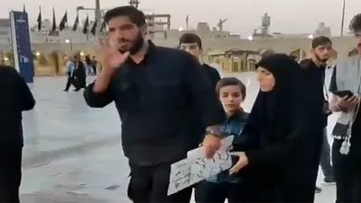 جمع آوری پلاکارد‌های سوپرانقلابی‌ها در حرم امام رضا