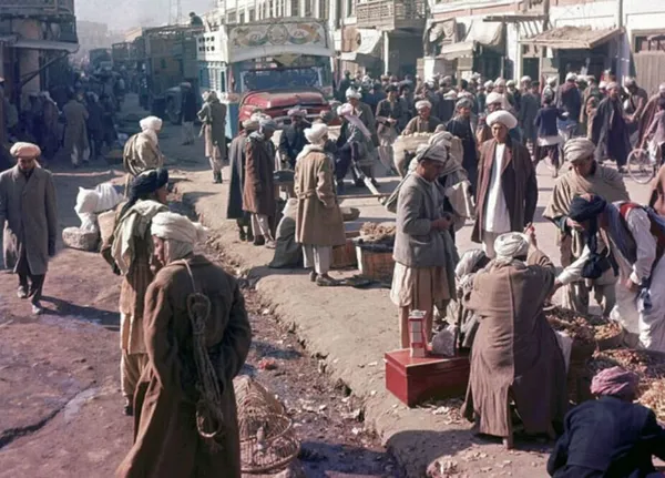  نمایی از یکی از خیابانهای شلوغ کابل با فروشندگان کنار جاده. ۱۹۶۱ 