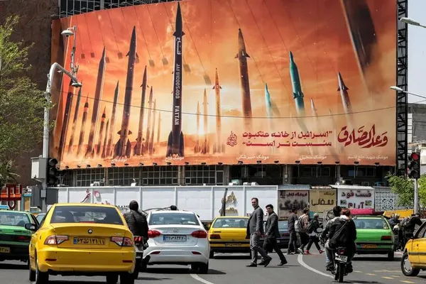 تهران ـ بیلبوردی که موشک&zwnj;های بالستیک را به تصویر می&zwnj;کشد، با متنی به عربی &laquo;وعده صادق&raquo; و به فارسی &laquo;اسرائیل از تار عنکبوت ضعیف&zwnj;تر&raquo; در میدان ولیعصر.