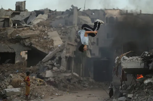 نوجوانان ۱۳ تا هفده ساله فلسطینی در غزه گرد هم آمده&zwnj;اند تا در محلهای حمله صهیونیست&zwnj;ها در جنگ هفت هفته&zwnj;ای غزه به حرکات نمایشی پارکور دست بزنند. /REUTERS