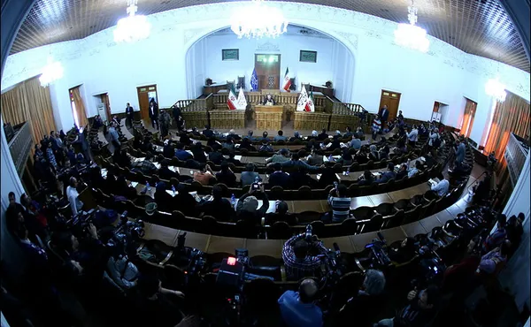 در نشست خبری رئیس مجلس، دکتر علی لاریجانی با تشریح روند بررسی لایحه بودجه ۹۳ کل کشور در نهاد قانونگذاری&zwnj; گفت: توجه به تولید نقطه مشترک دولت و مجلس در اجرای فاز دوم هدفمندی است. /خانه ملت

