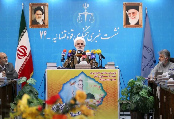 حجت الاسلام &laquo;غلامحسین محسنی اژه ای&raquo; سخنگوی قوه قضاییه، روز دوشنبه در هفتاد و چهارمین نشست خبری خود به سؤالات خبرنگاران پاسخ داد./IRNA
