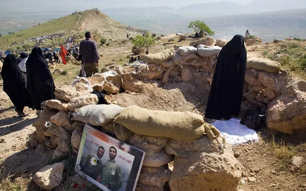 همزمان با سالروز عملیات بازی دراز، صعود سراسری بسیجیان، کاروان های راهیان نور و اقشار مختلف مردم به ارتفاعات مهم و استراتژیک بازی دراز در شهرستان سرپل ذهاب در غرب استان کرمانشاه با رمز مقدس یا زهرا برگزار شد/IRNA
