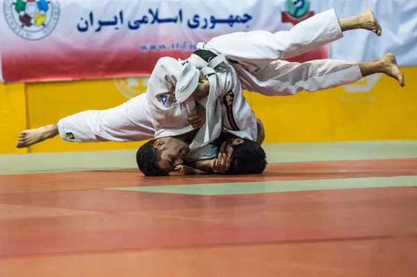 عکس جالب در حاشیه مسابقات هفته پایانی لیگ جودو./ISNA
