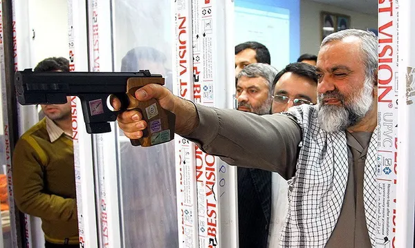 تمرین تیر اندازی سردار نقدی در حاشیه سفر به اصفهان و دومین اجلاس مجمع عمومی بسیج این استان/تسنیم
