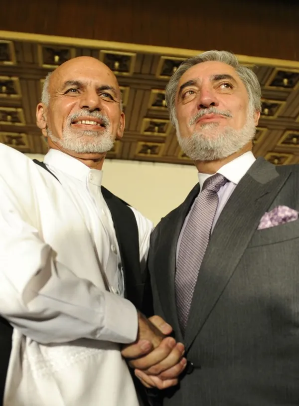عبدالله عبدالله و اشرف غنی احمدزی امروز با حضور در ارگ ریاست جمهوری متن یک توافقنامه چهارصفحه ای را برای تشکیل دولت وحدت ملی امضا کردند.این موافقتنامه، پس از هفته&zwnj;ها مذاکره و جنجال سرانجام با میانجگری آمریکا، سازمان ملل متحد، حامد کرزی و شماری از رهبران جهادی افغانستان، شب گذشته نهایی شد و امروز به امضا رسید.بر اساس این موافقتنامه، هردو ستاد انتخاباتی دولت وحدت ملی تشکیل خواهند داد و قدرت به صورت مساویه بین آنها تقسیم خواهد شد./nrc.nl
