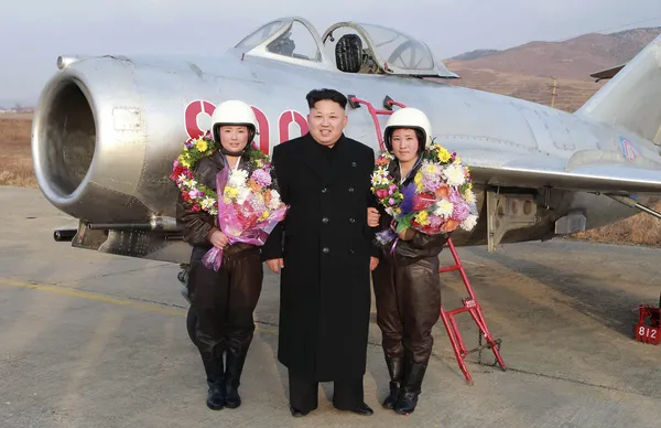 خبرگزاری مرکزی کره شمالی (KCNA ) اخیراً تصویری از رهبر این کشور در کنار خلبانان زن ارتش کره شمالی منتشر کرده و باز هم مورد توجه رسانه&zwnj;های بین&zwnj;المللی قرار گرفته است./REUTERS
