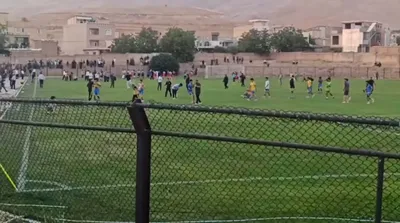 تصاویر بازی فوتبال در شهرکرد با تیرهوایی و اشک‌آور