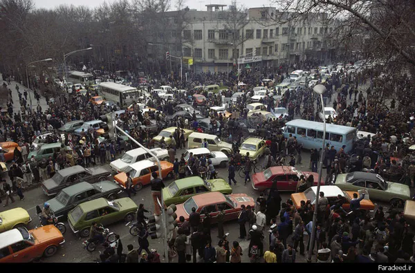 خیابانی در تهران پس از اعلام خبر خروج شاه از کشور