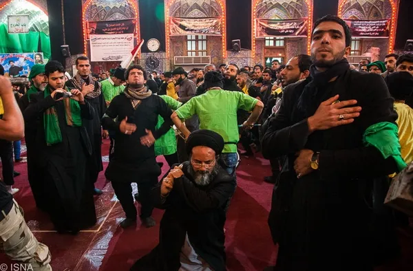عزاداران حسینی در صحن حرم سالار شهیدان