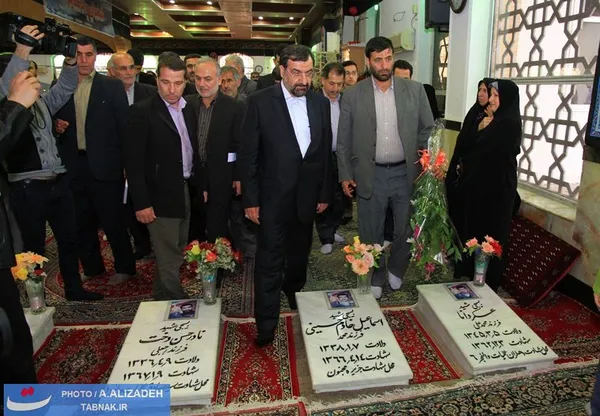 حضور محسن رضایی در گلزار شهدای آستانه اشرفیه و ادای احترام به مقام شامخ شهدای دفاع مقدس و دیدار با خانواده های محترم شهدا