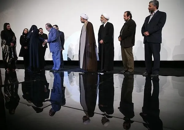 مراسم اکران افتتاحیه فیلم سینمایی &laquo;شیار ۱۴۳&raquo; ساخته نرگس آبیار امشب با حضور برخی مقامات لشکری و کشوری، &zwnj; هنرمندان و ۱۴۳ مادر شهید در مرکز همایش&zwnj;های برج میلاد تهران برگزار شد. در این مراسم سیدعلی ضیاء که اجرا را بر عهده داشت از نرگس آبیار دعوت کرد تا &zwnj;روی سن بیاید. نرگس آبیار نیز طی سخنانی گفت: بالاخره انتظار ما برای نمایش فیلم سینمایی &laquo;شیار ۱۴۳&raquo; به پایان رسید و انشاءالله این فیلم از ۲۱ آبان&zwnj;ماه در سراسر کشور اکران خواهد شد./TASNIM

