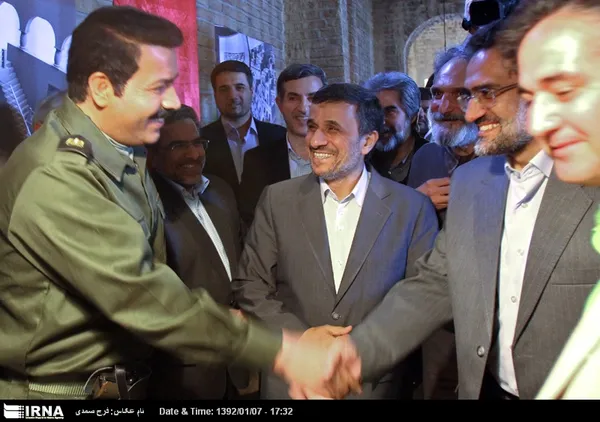محمود احمدی نژاد عصر چهارشنبه به طور سرزده در محل فیلمبرداری پروژه سینمایی ˈرنج و سرمستیˈ حضور یافت و با عوامل ساخت و بازیگران این مجموعه از نزدیک دیدار و گفت و گو کرد. چهارشنبه 7 فروردین 1392