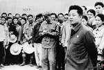 21 می 1971، کیم جونگ ایل جوان در حال بازدید از مزارع کشاورزی در شمال پیونگ یانگ