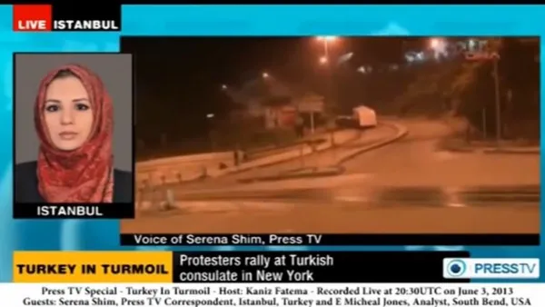 یکشنبه شب، شبکه تلویزیونی پرس تی وی در خبری فوری اعلام کرد: سرنا شیم خبرنگار این شبکه در نزدیکی مرز بین ترکیه و سوریه کشته شده است. این واقعهٔ تلخ هنگامی ابعاد وسیع&zwnj;تری به خود گرفت که مقامات ترکیه&zwnj;ای به تازگی از وی بابت گزارش&zwnj;های خود مبنی بر حرکات مشکوک دولت ترکیه در حمایت از تکفیری&zwnj;های داعش در سوریه و عراق به عنوان جاسوس یاد کرده بودند. رسانه&zwnj;های ترکیه&zwnj;ای روز یکشنبه اعلام کردند، &laquo;سرنا شیم&raquo; خبرنگار شبکه انگلیسی&zwnj;زبان پرس&zwnj;تی&zwnj;وی در یک سانحه رانندگی در این کشور جان خود را از دست داده است؛ اما با توجه به اینکه در چند روز اخیر مقامات اطلاعاتی ترکیه این خبرنگار را به جاسوسی متهم کرده بودند، مرگ وی بسیار مشکوک است. /Youtube/Press TV
