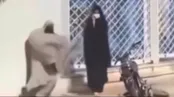لحظه کشتن یک زن توسط طالبان +18