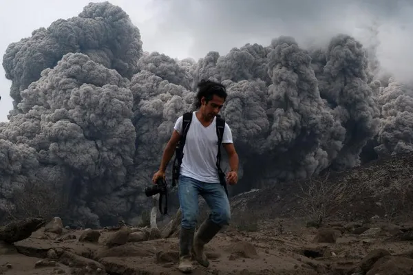 فرار عکاس از لحظه آتشفشان و ریزش خاکستر بر فراز قله سینابانگ در سوماترا از ترس آسیب دیدن!/AFP
