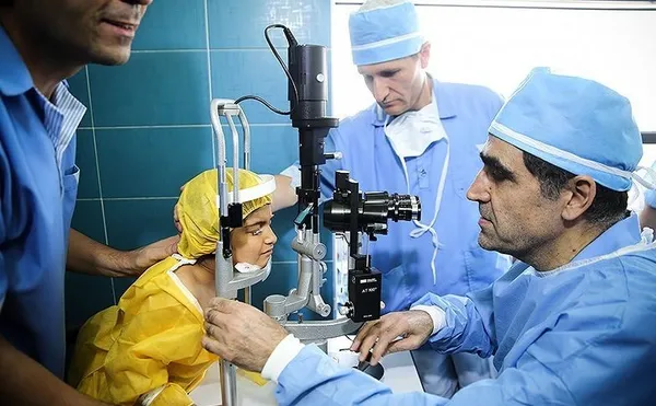شوخان دختر ۶ ساله&zwnj;ای که بینایی خود را به دلیل حساسیت دارویی از دست داده بود، توسط دکتر حسن قاضی&zwnj;زاده هاشمی وزیر بهداشت مورد عمل پیوند قرار گرفت و بینایی خود را بدست آورد./TASNIM

