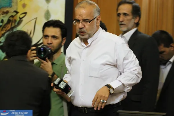 حبیب کاشانی در حال انتقال مهر!