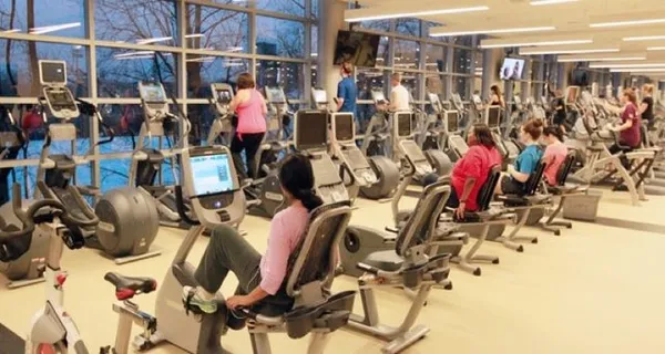 "دانشگاه وندربیلت"(VANDERBILT UNIVERSITY)

مرکز تفریحی این دانشگاه بیش از ۱۳۲ هزار فوت مربع مساحت دارد و امکانات ریادی را در اختیار دانشجویان قرار می&zwnj;دهد.

از امکانات تفریحی این دانشگاه می&zwnj;تواند به کلاس&zwnj;های قایقرانی و صخره&zwnj;نوردی اشاره کرد.