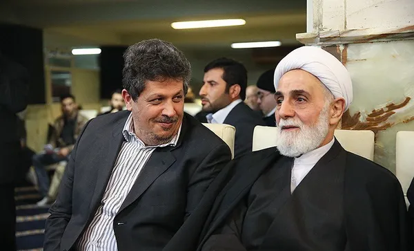 حجت الاسلام علی اکبر ناطق نوری و مهدی هاشمی در مراسم ختم پدر حمید میرزاده رئیس دانشگاه آزاد اسلامی
