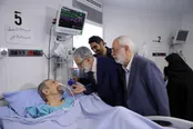 عکس: عیادت نمایندگان رهبر معظم انقلاب از استاد سیدعلی موسوی گرمارودی