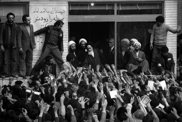 سلام به آیت الله خمینی از پشت پنجره اتاق کوچک وی در مدرسه رفاه