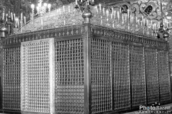 دومين ضريح مطهر امام رضا(ع) دومین ضريح فولادي مرصع است كه در سال 1160 ه.ق. ساخته شد و واقف آن شاهرخ ميرزا (فرزند رضا قلي ميرزا) نوه نادرشاه افشار مي&zwnj;باشد.