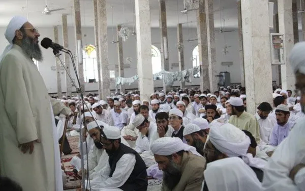 امام جمعه اهل سنت زاهدان روز جمعه با &laquo;حرام&raquo; خواندن گروگان&zwnj;گیری٬ خواستار آزادی مرزبانان ربوده شده ایرانی شد. گروه تروریستی جیش&zwnj;العدل مسئولیت ربودن پنج مرزبان ایرانی در مرز پاکستان را بر عهده گرفته است/ایرنا
