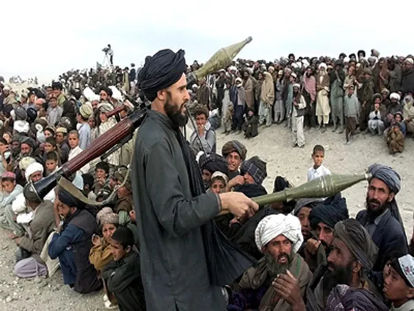 به گفته منابع امنیتی، &laquo;صد&zwnj;ها&raquo; عضو گروه طالبان ساعت چهار بامداد یکشنبه به پاسگاه ۳۰ تا ۳۵ نفری ارتش در ولسوالی غازی آباد حمله کردند و به گفته ژنرال ظاهر عظیمی سخنگوی وزارت دفاع افغانستان، ۲۱ سرباز کشته و سه تن دیگر زخمی شدند/BBC
