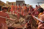 اسپری کردن رنگ به یک زن در نگویا