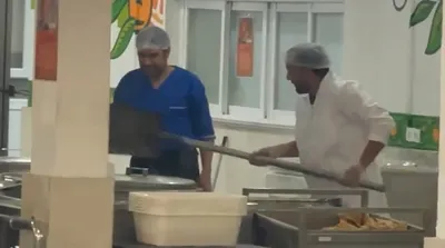 غذا کشیدن با بیل توسط آشپز سلف دانشگاه؟!